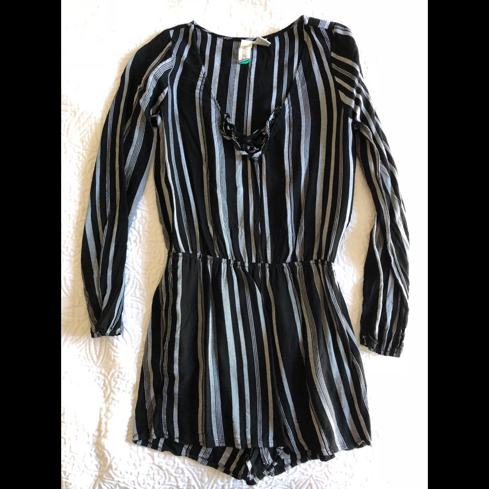NORDSTROM BLACK AND WHITE STRIPED ROMPER SIZE XS